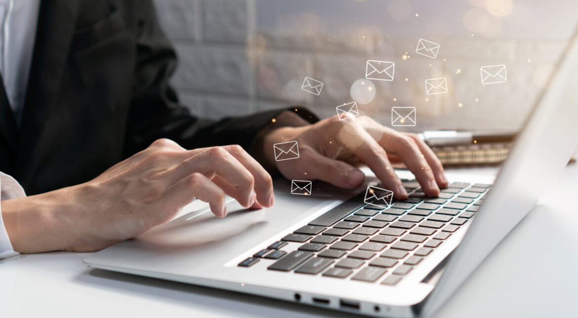 Ein Business Mann Checkt oder Sendet online Nachrichten