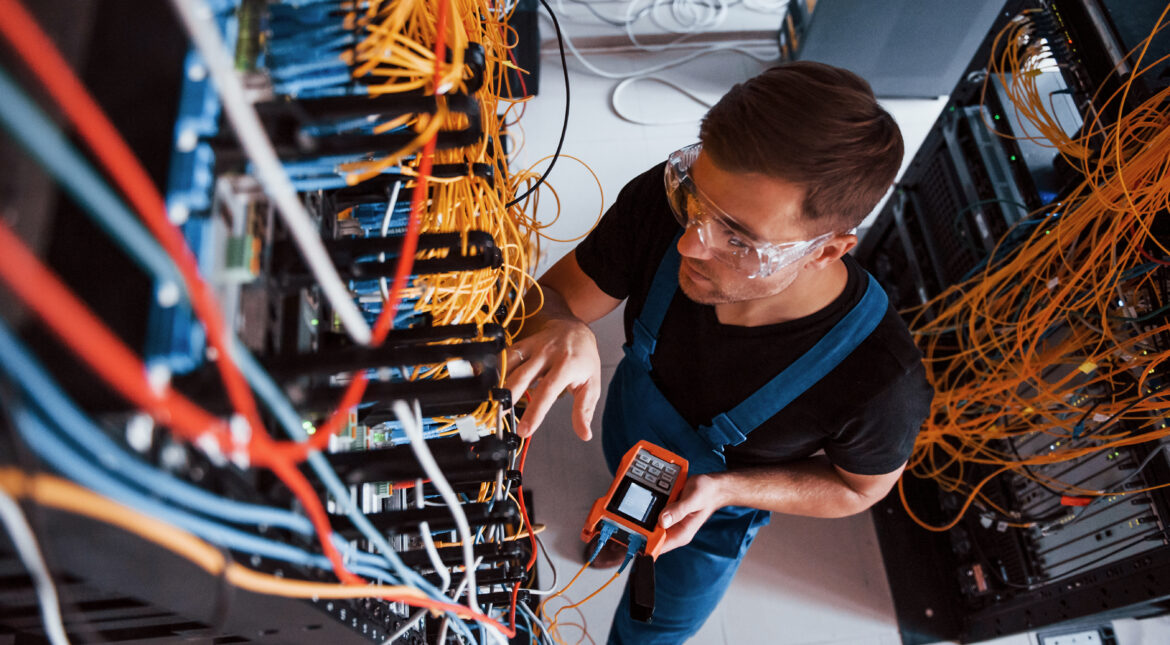 die Sicht von einem jungen Mann mit Internet Ausstattung und einer Arbeitskleidung