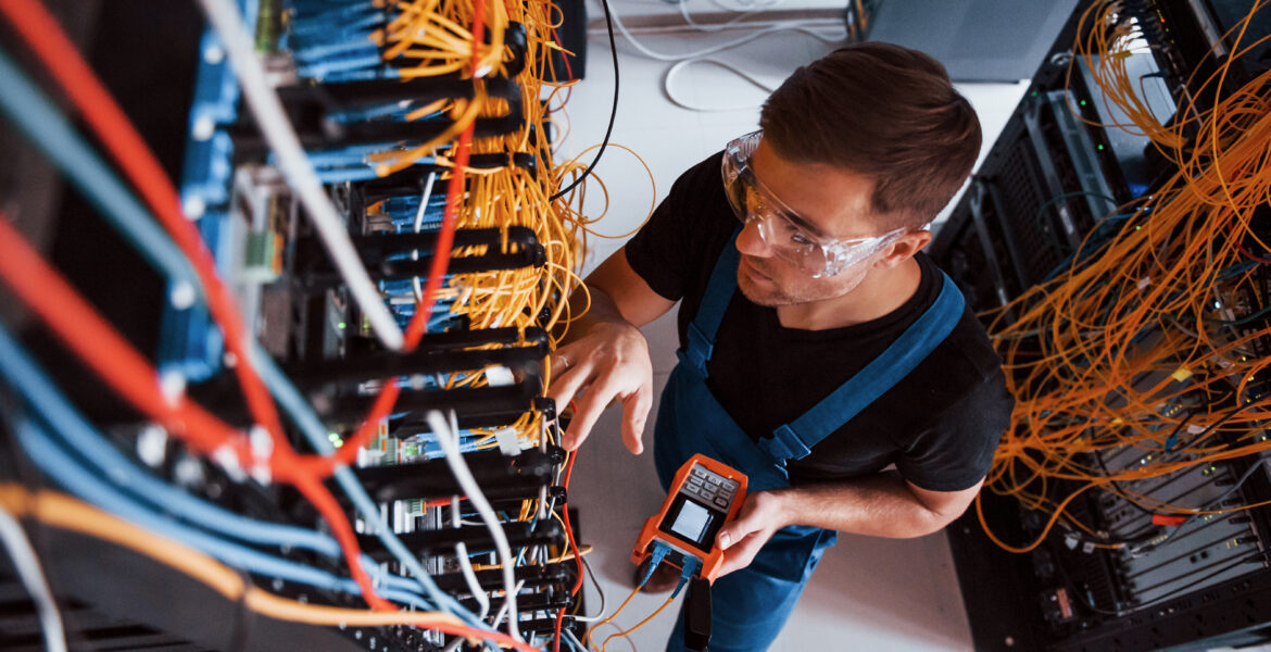 die Sicht von einem jungen Mann mit Internet Ausstattung und einer Arbeitskleidung