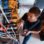 die Sicht von einem jungen Mann mit Internet Ausstattung und einer Arbeitskleidung